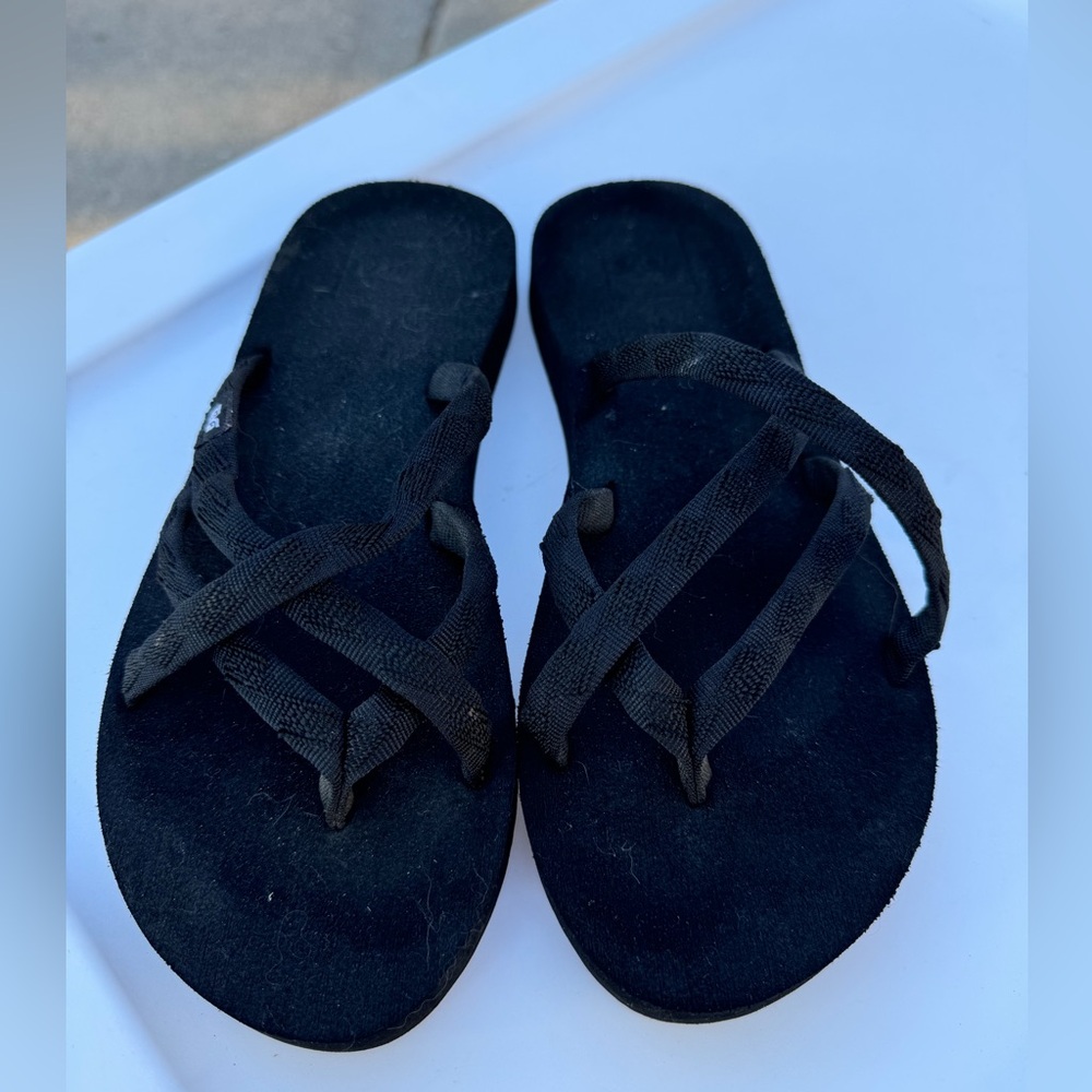 Teva Black Strappy Flip Flop Sandals
Size 7